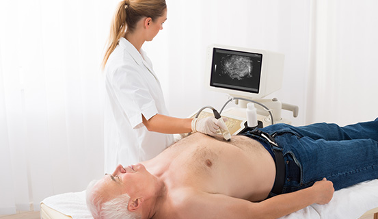 Ärztin macht eine Ultraschalluntersuchung bei einem Patienten